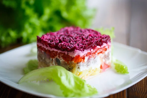 Салат з оселедцем і вареними овочами — стокове фото