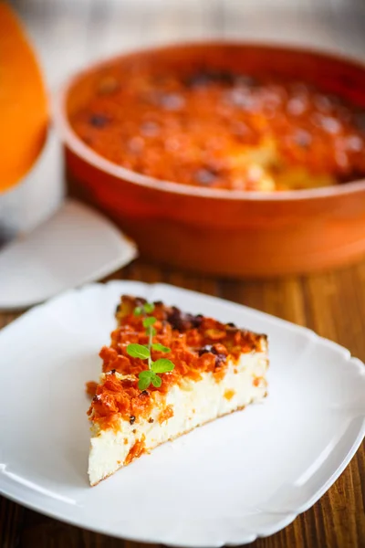 Budín de cuajada con trozos de calabaza en el interior — Foto de Stock