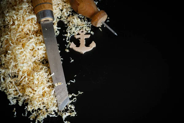 Träbearbetningsverktyg. Mejsel med sågspån . — Stockfoto