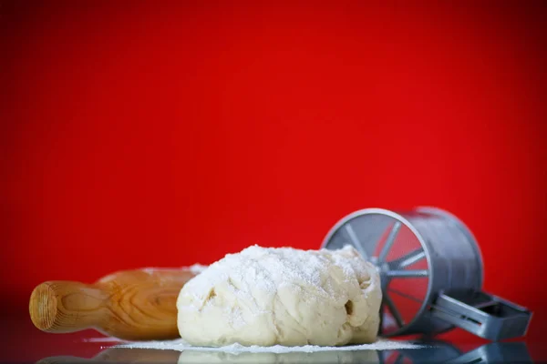 Pâte à levure avec rouleau en bois — Photo