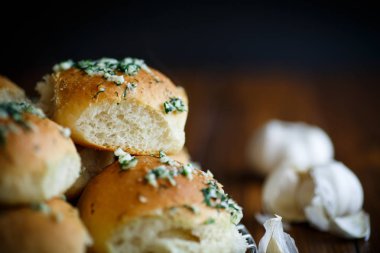 sarımsak ve dereotu ile gür ev yapımı buns