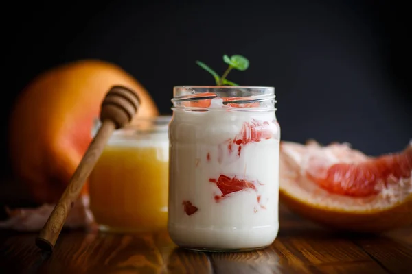 Grekisk yoghurt med grapefrukt — Stockfoto