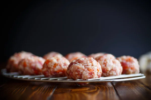 Rohe Fleischbällchen mit Karotten — Stockfoto