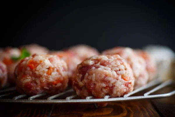 Albóndigas crudas carne enredada con zanahorias — Foto de Stock