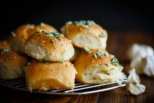 Saftige hausgemachte Brötchen mit Knoblauch und Dill — Stockfoto