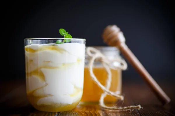 Griechischer Joghurt mit Honig — Stockfoto