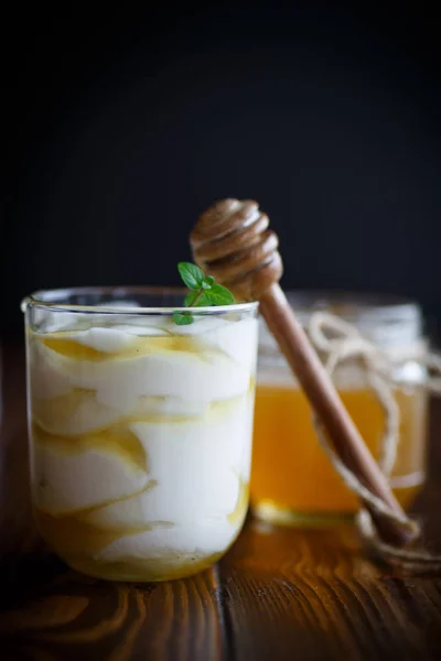 Greek yogurt with honey — Stock Photo, Image