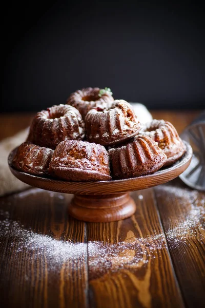 Sweet honey muffins in powdered sugar — Stock Photo, Image