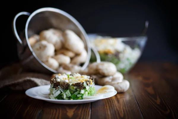 Salat mit Kohl, Eiern und Pilzen — Stockfoto