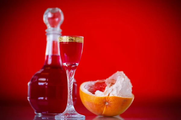 Słodki grejpfrut alkoholowych cordial w karafki z kieliszkiem — Zdjęcie stockowe
