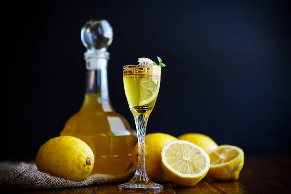 Сладкий лимонный алкогольный бренди в графине — стоковое фото