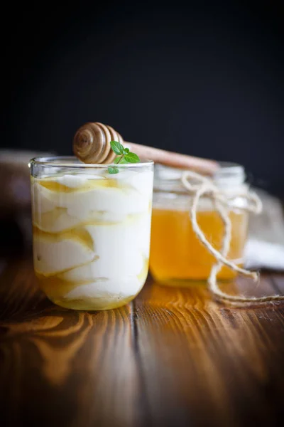 Грецький йогурт з медом — стокове фото