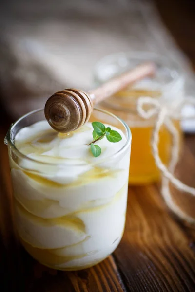 希腊酸奶和蜂蜜 — 图库照片