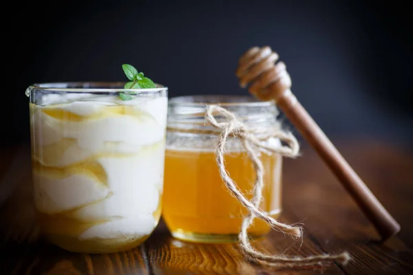 Yogur griego con miel — Foto de Stock