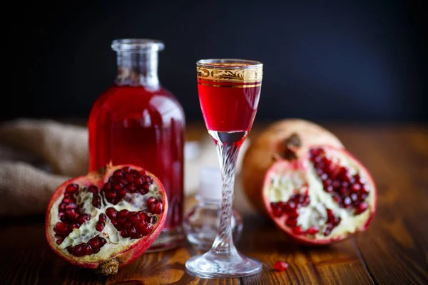 Alkoholowe syrop słodki owoc granatu w karafki z kieliszkiem — Zdjęcie stockowe