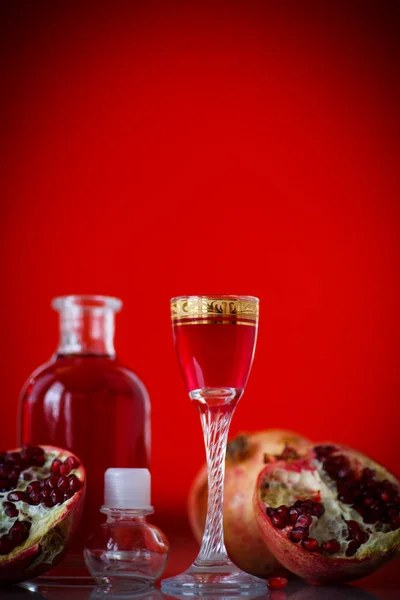 Zoete granaatappel alcoholische cordial in de Karaf met een glas — Stockfoto