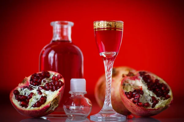 Zoete granaatappel alcoholische cordial in de Karaf met een glas Rechtenvrije Stockfoto's