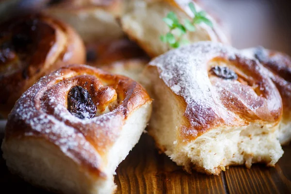 Süße Brötchen mit Rosinen — Stockfoto