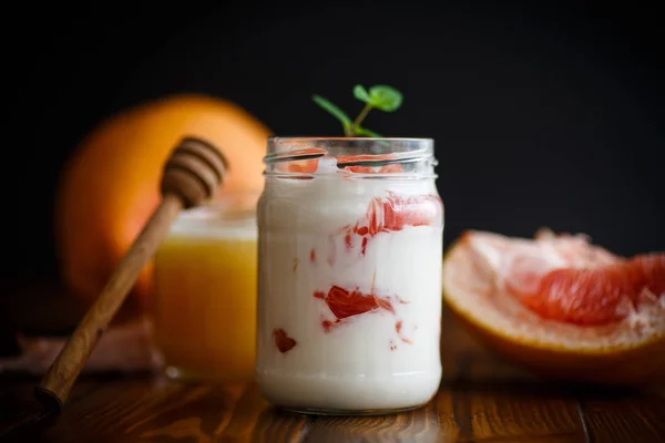 Grekisk yoghurt med grapefrukt — Stockfoto