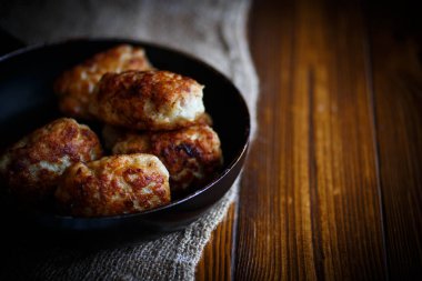 bir tavada kızarmış domuz pirzolası