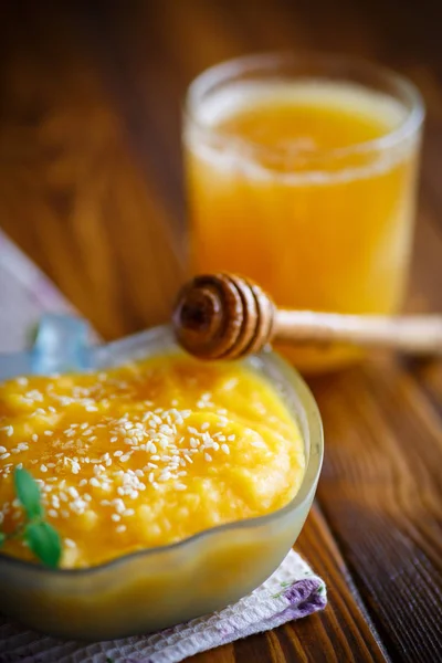 Mingau de abóbora doce com mel e sementes de gergelim — Fotografia de Stock