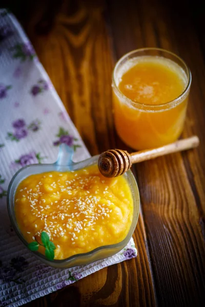 Mingau de abóbora doce com mel e sementes de gergelim — Fotografia de Stock