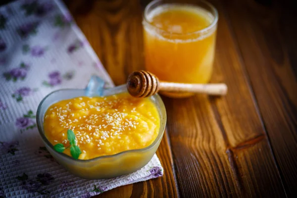 蜂蜜和芝麻种子甜南瓜粥 — 图库照片