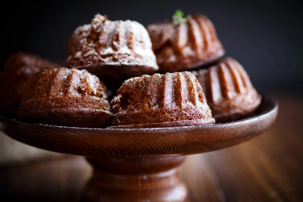 Magdalenas de miel dulce en azúcar en polvo — Foto de Stock