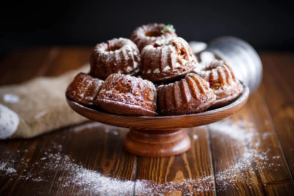 Sweet honey muffins in powdered sugar — Stock Photo, Image