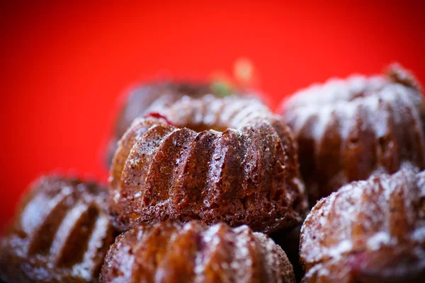 Sweet honey muffins in powdered sugar — Stock Photo, Image