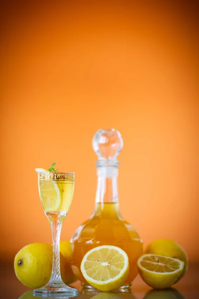 Söta citron alkoholhaltiga konjak i en karaff — Stockfoto