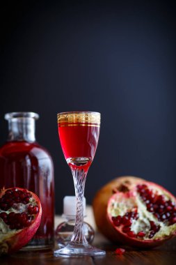 tatlı nar alkollü samimi bir cam sürahi içinde