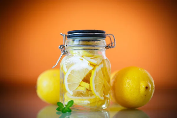 Limones en vinagre en jarabe de azúcar Fotos de stock libres de derechos
