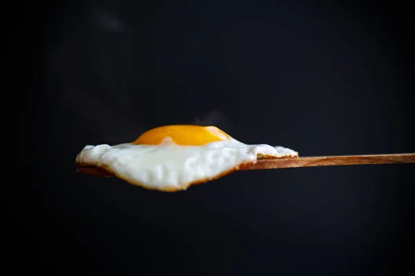 Huevo frito con cuchara de madera — Foto de Stock