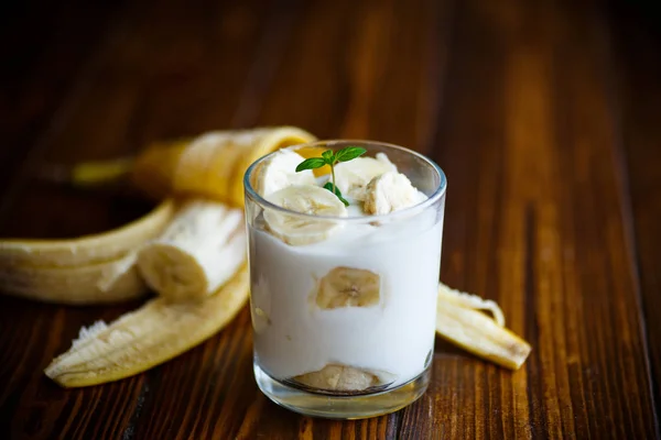 Yogurt with bananas — Stock Photo, Image