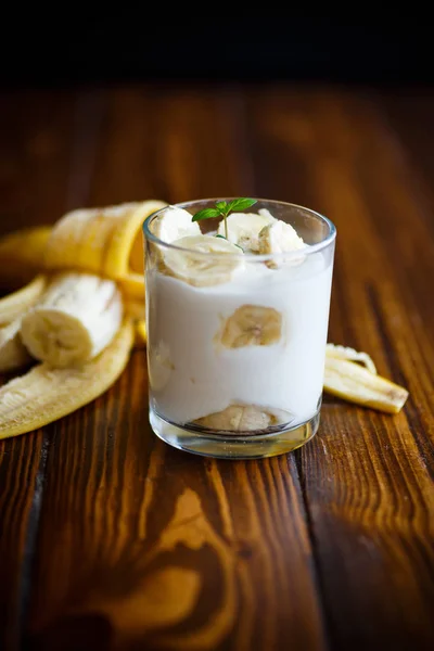 Йогурт с бананами — стоковое фото