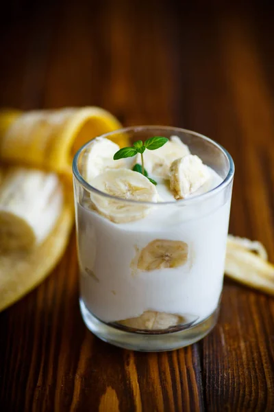 Йогурт с бананами — стоковое фото