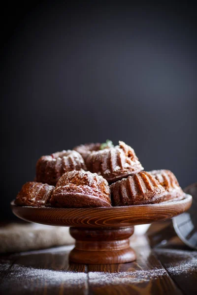 Sweet honey muffins in powdered sugar — Stock Photo, Image