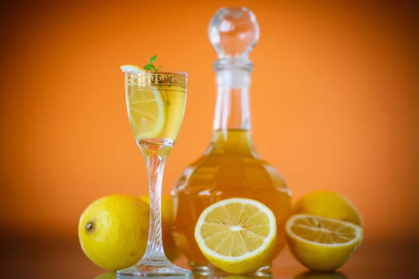 Sladký citron alkoholické brandy v karafy — Stock fotografie
