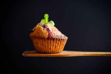 içinde çilek ile tatlı çörek