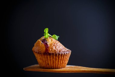 içinde çilek ile tatlı çörek