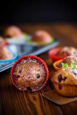 içinde çilek ile tatlı çörek