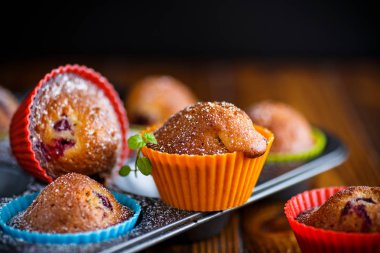 içinde çilek ile tatlı çörek