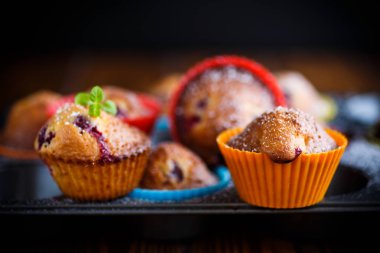 içinde çilek ile tatlı çörek