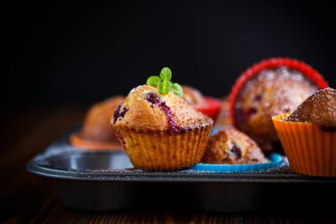 içinde çilek ile tatlı çörek