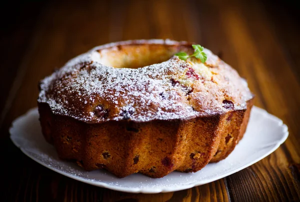 Zoete honing cake met rozijnen en bessen — Stockfoto