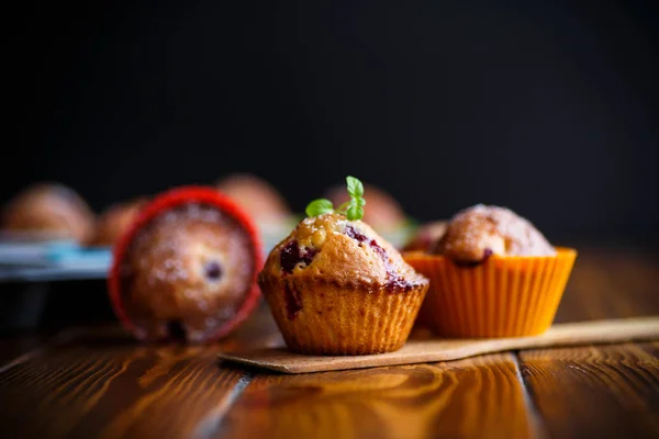 Muffin dolci con bacche all'interno — Foto Stock