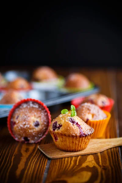 Sladké muffiny s ovocem uvnitř — Stock fotografie