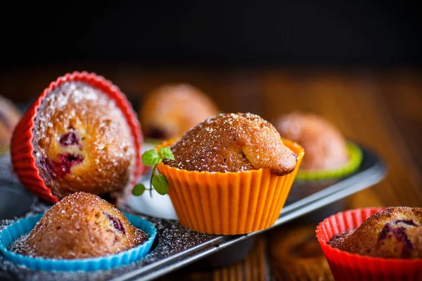 Muffins sucrés aux baies à l'intérieur — Photo