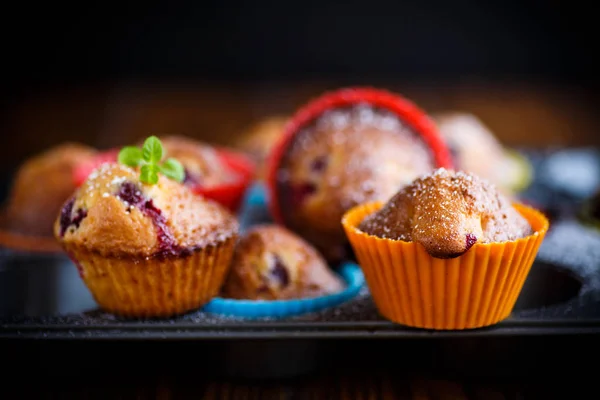 Zoete muffins met bessen binnen — Stockfoto